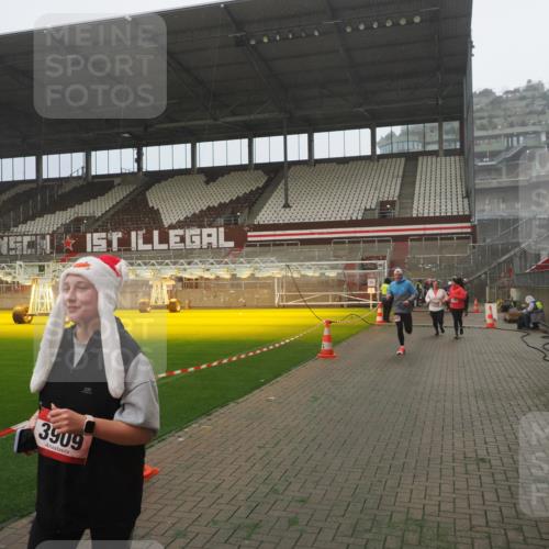 07.12.2025 - St. Pauli X-Mass-Run No. 15 Fabian Wolf http://msf.ph/oto/9392605 07.12.2025 10:11:47 Ziel 670, 2906, 2909, 3085, 3761, 3767, 3909, 3935 meine-sportfotos.de