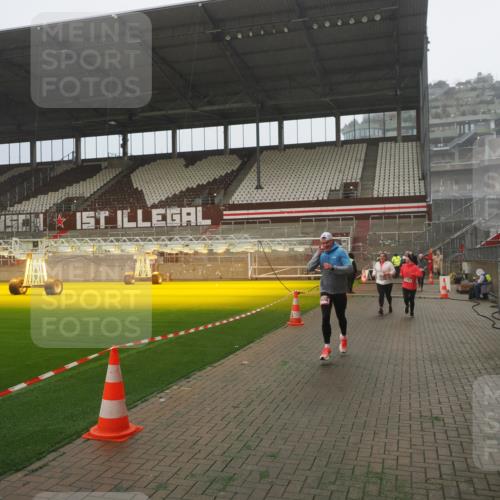 07.12.2025 - St. Pauli X-Mass-Run No. 15 Fabian Wolf http://msf.ph/oto/9392608 07.12.2025 10:11:48 Ziel 670, 1687, 2906, 2909, 3085, 3761, 3767, 3909, 3932, 3935 meine-sportfotos.de