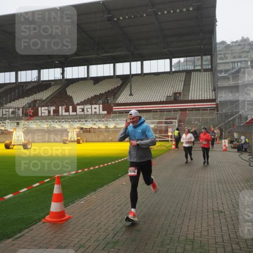 07.12.2025 - St. Pauli X-Mass-Run No. 15 Fabian Wolf http://msf.ph/oto/9392612 07.12.2025 10:11:49 Ziel 670, 1687, 2906, 2909, 3085, 3761, 3767, 3909, 3932, 3935 meine-sportfotos.de
