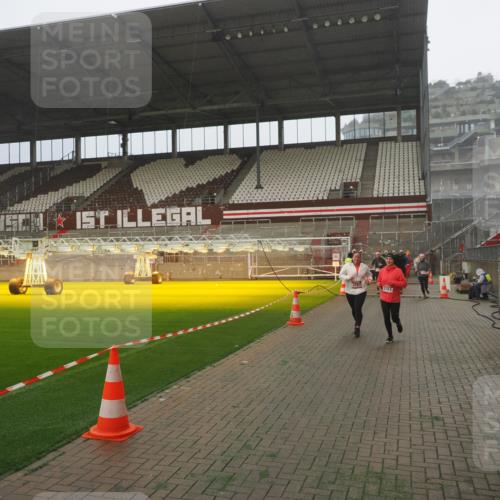 07.12.2025 - St. Pauli X-Mass-Run No. 15 Fabian Wolf http://msf.ph/oto/9392617 07.12.2025 10:11:50 Ziel 670, 1687, 1688, 2906, 2909, 3085, 3761, 3767, 3909, 3932, 3935 meine-sportfotos.de