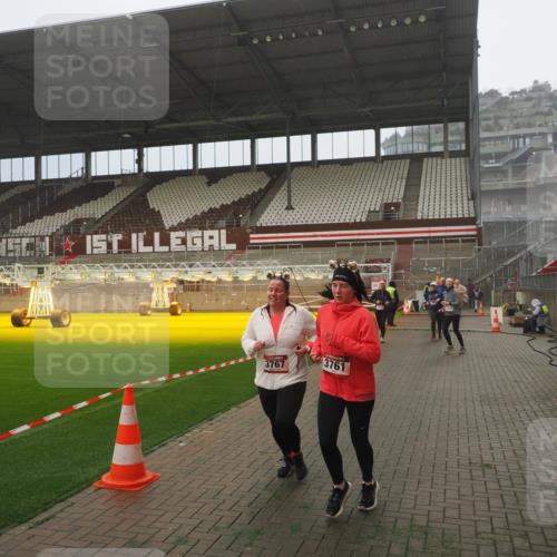 07.12.2025 - St. Pauli X-Mass-Run No. 15 Fabian Wolf http://msf.ph/oto/9392626 07.12.2025 10:11:52 Ziel 670, 1687, 1688, 2906, 2909, 3085, 3761, 3767, 3909, 3932, 3935 meine-sportfotos.de