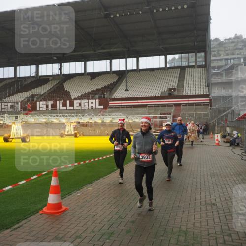 07.12.2025 - St. Pauli X-Mass-Run No. 15 Fabian Wolf http://msf.ph/oto/9392634 07.12.2025 10:11:57 Ziel 756, 1687, 1688, 1833, 2177, 2906, 3761, 3767, 3870, 3932, 3935 meine-sportfotos.de