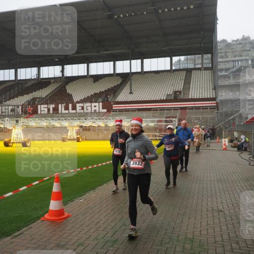 07.12.2025 - St. Pauli X-Mass-Run No. 15 Fabian Wolf http://msf.ph/oto/9392635 07.12.2025 10:11:57 Ziel 756, 1687, 1688, 1833, 2177, 2906, 3761, 3767, 3870, 3932, 3935 meine-sportfotos.de