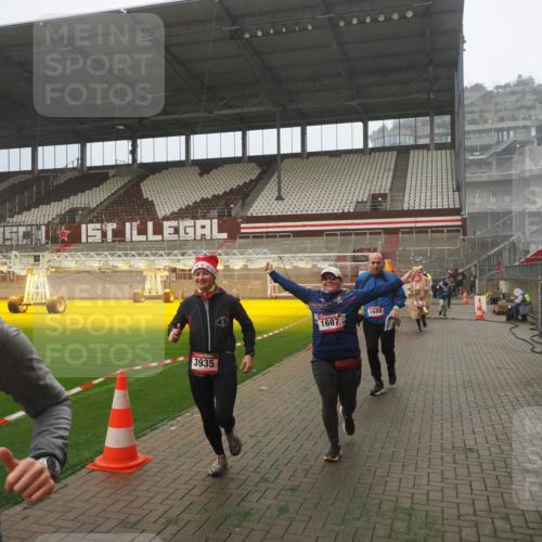 07.12.2025 - St. Pauli X-Mass-Run No. 15 Fabian Wolf http://msf.ph/oto/9392640 07.12.2025 10:11:58 Ziel 756, 1389, 1687, 1688, 1833, 2177, 2906, 3761, 3767, 3870, 3932, 3935 meine-sportfotos.de
