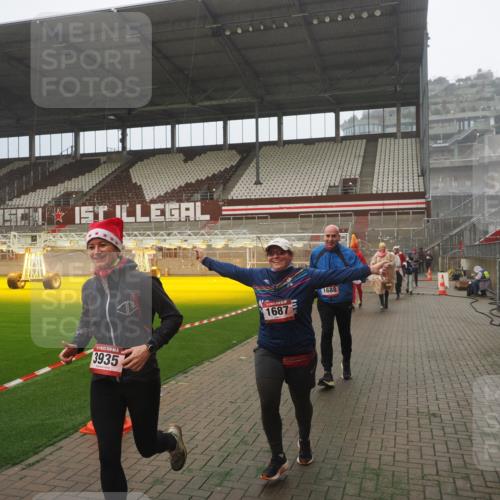07.12.2025 - St. Pauli X-Mass-Run No. 15 Fabian Wolf http://msf.ph/oto/9392643 07.12.2025 10:11:59 Ziel 756, 1389, 1687, 1688, 1833, 2177, 2906, 3761, 3767, 3870, 3932, 3935, 4658 meine-sportfotos.de