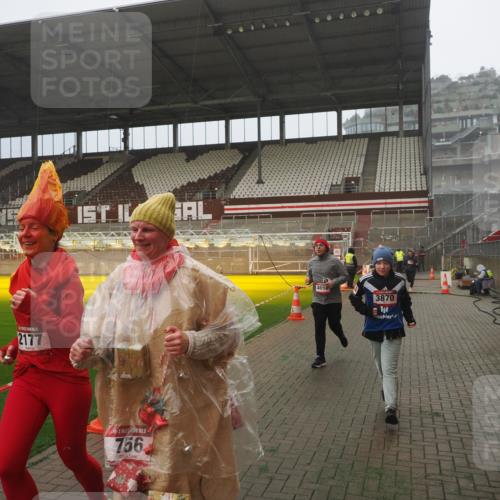 07.12.2025 - St. Pauli X-Mass-Run No. 15 Fabian Wolf http://msf.ph/oto/9392670 07.12.2025 10:12:04 Ziel 756, 1389, 1526, 1687, 1688, 1833, 2177, 2906, 3870, 3932, 3935, 4658 meine-sportfotos.de