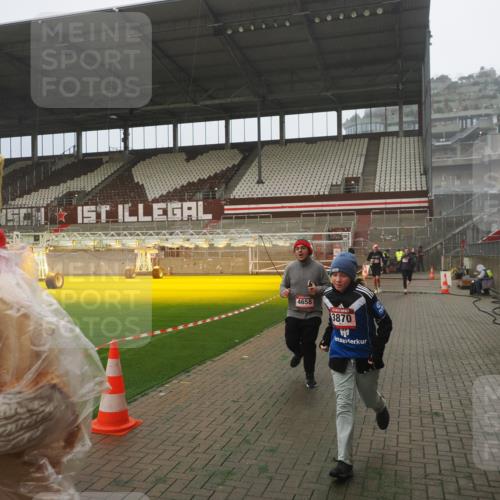 07.12.2025 - St. Pauli X-Mass-Run No. 15 Fabian Wolf http://msf.ph/oto/9392672 07.12.2025 10:12:05 Ziel 756, 1389, 1526, 1687, 1688, 1833, 2177, 3870, 3932, 3935, 4658 meine-sportfotos.de