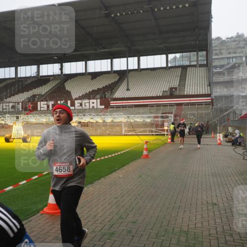 07.12.2025 - St. Pauli X-Mass-Run No. 15 Fabian Wolf http://msf.ph/oto/9392675 07.12.2025 10:12:06 Ziel 756, 1389, 1526, 1687, 1688, 1833, 2177, 3870, 3932, 3935, 4658 meine-sportfotos.de