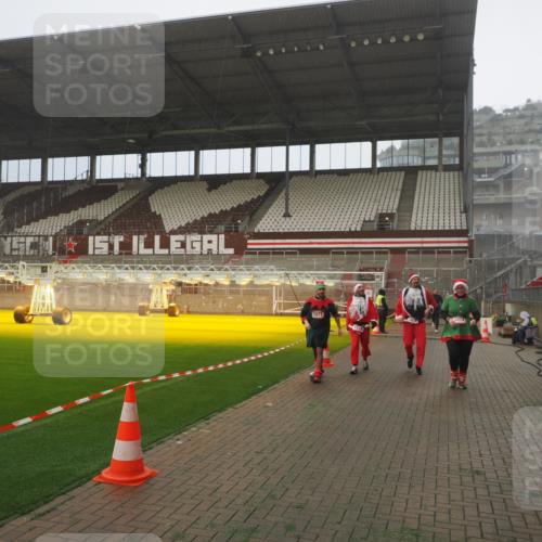 07.12.2025 - St. Pauli X-Mass-Run No. 15 Fabian Wolf http://msf.ph/oto/9392691 07.12.2025 10:12:26 Ziel 1070, 1072, 1074, 1077, 2758, 2760 meine-sportfotos.de