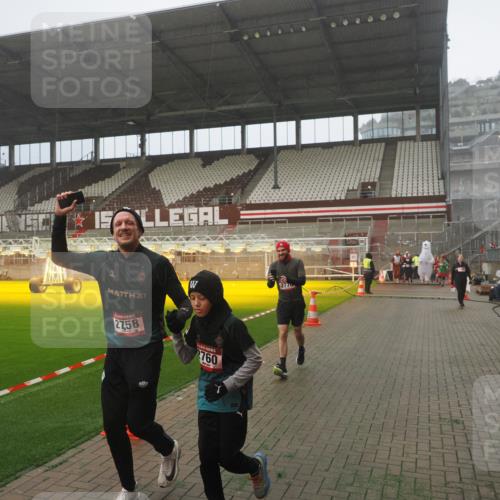 07.12.2025 - St. Pauli X-Mass-Run No. 15 Fabian Wolf http://msf.ph/oto/9392719 07.12.2025 10:12:34 Ziel 1070, 1072, 1074, 1077, 2758, 2760, 2770, 3585 meine-sportfotos.de