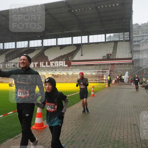 07.12.2025 - St. Pauli X-Mass-Run No. 15 Fabian Wolf http://msf.ph/oto/9392720 07.12.2025 10:12:35 Ziel 1070, 1072, 1074, 1077, 2758, 2760, 2770, 3585 meine-sportfotos.de