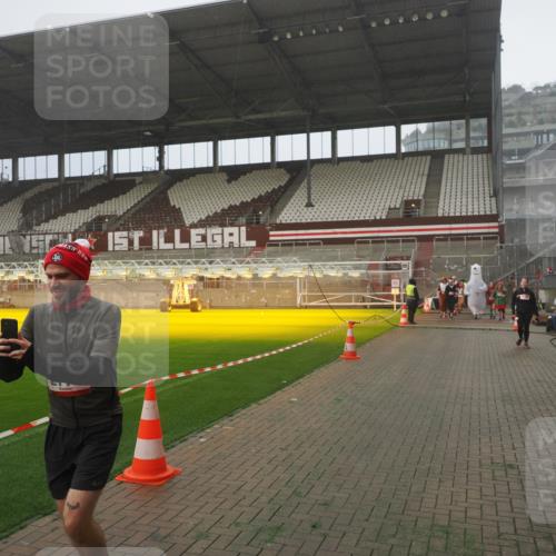 07.12.2025 - St. Pauli X-Mass-Run No. 15 Fabian Wolf http://msf.ph/oto/9392727 07.12.2025 10:12:36 Ziel 1070, 1072, 1074, 1077, 2758, 2760, 2770, 3428, 3514, 3585, 3799, 3834, 3836 meine-sportfotos.de