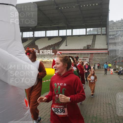 07.12.2025 - St. Pauli X-Mass-Run No. 15 Fabian Wolf http://msf.ph/oto/9392742 07.12.2025 10:12:47 Ziel 9, 18, 938, 2770, 3040, 3428, 3514, 3551, 3557, 3585, 3799, 3834, 3836 meine-sportfotos.de