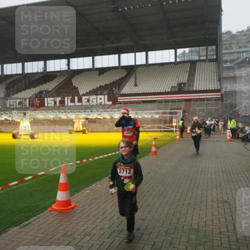 07.12.2025 - St. Pauli X-Mass-Run No. 15 Fabian Wolf http://msf.ph/oto/9392783 07.12.2025 10:13:05 Ziel 80, 1126, 1397, 1733, 2687, 2711, 2712, 3588, 3589, 4487 meine-sportfotos.de