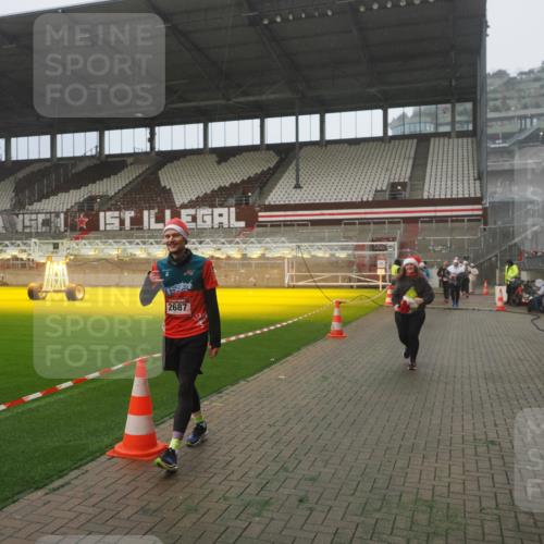 07.12.2025 - St. Pauli X-Mass-Run No. 15 Fabian Wolf http://msf.ph/oto/9392785 07.12.2025 10:13:06 Ziel 80, 1126, 1397, 1733, 2687, 2711, 2712, 3588, 3589, 4487 meine-sportfotos.de