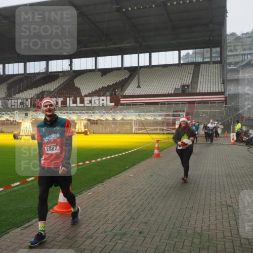 07.12.2025 - St. Pauli X-Mass-Run No. 15 Fabian Wolf http://msf.ph/oto/9392788 07.12.2025 10:13:07 Ziel 80, 1126, 1397, 1733, 2687, 2711, 2712, 3588, 3589, 4487, 4664 meine-sportfotos.de