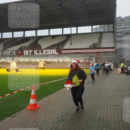 07.12.2025 - St. Pauli X-Mass-Run No. 15 Fabian Wolf http://msf.ph/oto/9392791 07.12.2025 10:13:08 Ziel 80, 1044, 1126, 1397, 1733, 2687, 2711, 2712, 3588, 3589, 4487, 4664 meine-sportfotos.de