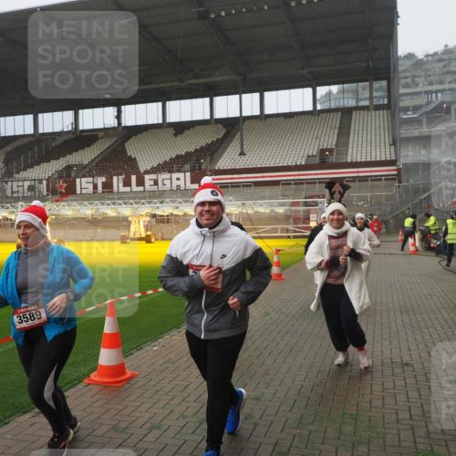 07.12.2025 - St. Pauli X-Mass-Run No. 15 Fabian Wolf http://msf.ph/oto/9392810 07.12.2025 10:13:15 Ziel 1044, 1126, 1397, 1733, 2711, 2712, 3588, 3589, 4081, 4082, 4083, 4664 meine-sportfotos.de