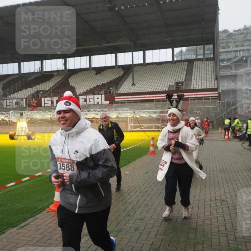 07.12.2025 - St. Pauli X-Mass-Run No. 15 Fabian Wolf http://msf.ph/oto/9392812 07.12.2025 10:13:16 Ziel 1044, 1062, 1126, 1220, 1733, 2711, 2712, 3588, 3589, 4081, 4082, 4083, 4664 meine-sportfotos.de