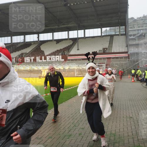 07.12.2025 - St. Pauli X-Mass-Run No. 15 Fabian Wolf http://msf.ph/oto/9392814 07.12.2025 10:13:16 Ziel 1044, 1062, 1126, 1220, 1733, 2711, 2712, 3588, 3589, 4081, 4082, 4083, 4664 meine-sportfotos.de