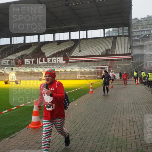 07.12.2025 - St. Pauli X-Mass-Run No. 15 Fabian Wolf http://msf.ph/oto/9392825 07.12.2025 10:13:19 Ziel 1044, 1062, 1126, 1220, 1733, 2711, 3588, 3589, 4081, 4082, 4083, 4664 meine-sportfotos.de