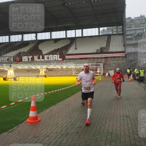 07.12.2025 - St. Pauli X-Mass-Run No. 15 Fabian Wolf http://msf.ph/oto/9392827 07.12.2025 10:13:22 Ziel 1044, 1062, 1126, 1220, 3588, 3589, 4081, 4082, 4083, 4664 meine-sportfotos.de