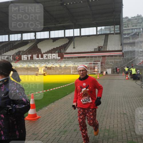 07.12.2025 - St. Pauli X-Mass-Run No. 15 Fabian Wolf http://msf.ph/oto/9392838 07.12.2025 10:13:24 Ziel 1044, 1062, 1126, 1220, 3589, 4081, 4082, 4083, 4664 meine-sportfotos.de