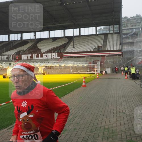 07.12.2025 - St. Pauli X-Mass-Run No. 15 Fabian Wolf http://msf.ph/oto/9392841 07.12.2025 10:13:25 Ziel 1044, 1062, 1126, 1220, 4081, 4082, 4083, 4664 meine-sportfotos.de