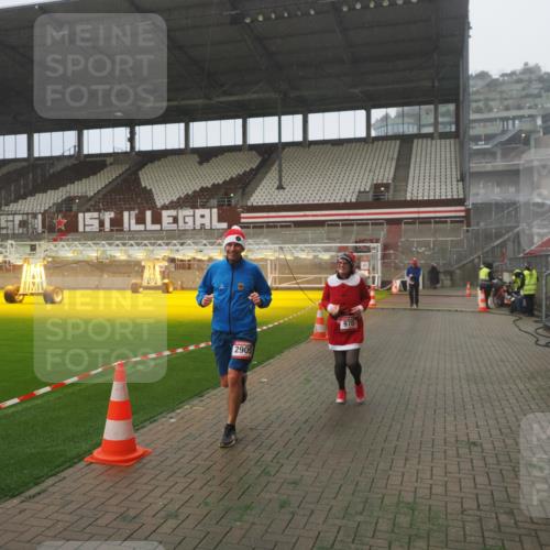 07.12.2025 - St. Pauli X-Mass-Run No. 15 Fabian Wolf http://msf.ph/oto/9392844 07.12.2025 10:13:37 Ziel 88, 970, 1699, 2905 meine-sportfotos.de