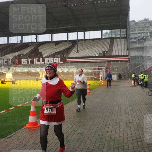 07.12.2025 - St. Pauli X-Mass-Run No. 15 Fabian Wolf http://msf.ph/oto/9392853 07.12.2025 10:13:39 Ziel 88, 970, 1699, 2905 meine-sportfotos.de