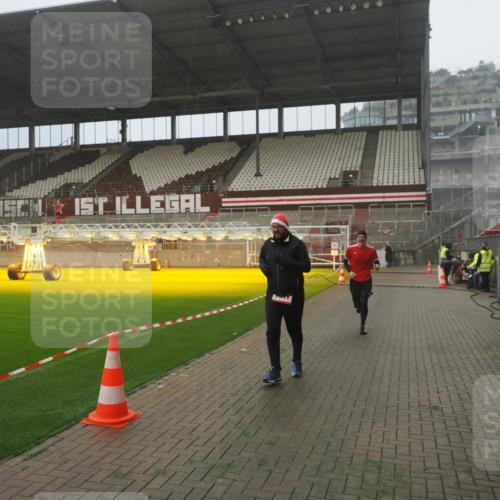 07.12.2025 - St. Pauli X-Mass-Run No. 15 Fabian Wolf http://msf.ph/oto/9392873 07.12.2025 10:13:53 Ziel 1699, 2951, 4371 meine-sportfotos.de