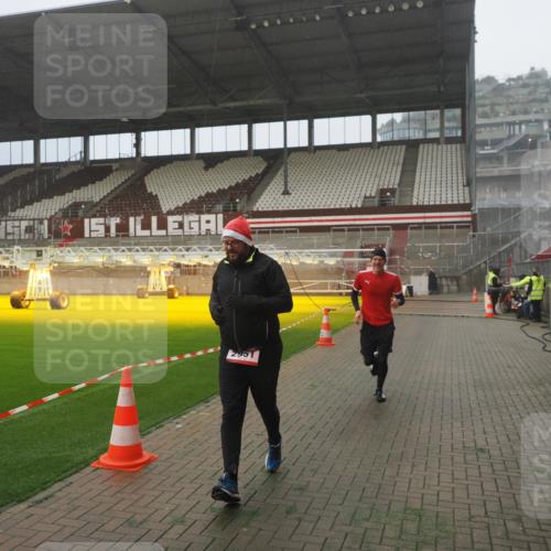 07.12.2025 - St. Pauli X-Mass-Run No. 15 Fabian Wolf http://msf.ph/oto/9392875 07.12.2025 10:13:54 Ziel 1699, 2951, 4371 meine-sportfotos.de