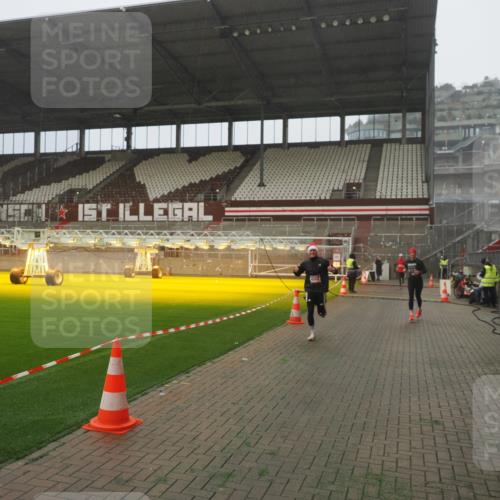 07.12.2025 - St. Pauli X-Mass-Run No. 15 Fabian Wolf http://msf.ph/oto/9392883 07.12.2025 10:14:05 Ziel 2951, 4371, 4502, 4526 meine-sportfotos.de