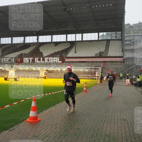 07.12.2025 - St. Pauli X-Mass-Run No. 15 Fabian Wolf http://msf.ph/oto/9392887 07.12.2025 10:14:06 Ziel 3243, 4371, 4502, 4526 meine-sportfotos.de