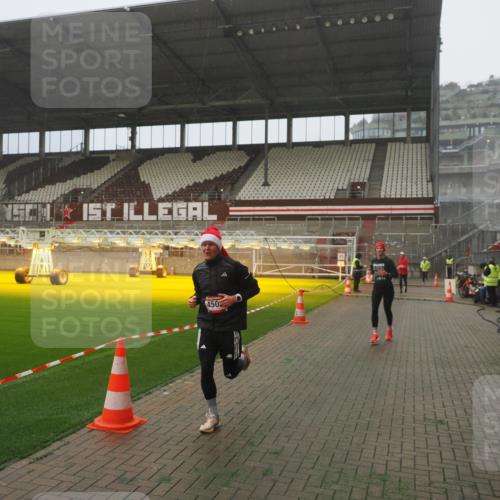 07.12.2025 - St. Pauli X-Mass-Run No. 15 Fabian Wolf http://msf.ph/oto/9392888 07.12.2025 10:14:06 Ziel 3243, 4371, 4502, 4526 meine-sportfotos.de
