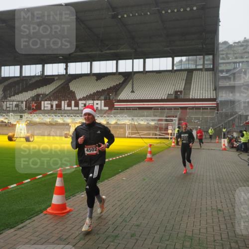 07.12.2025 - St. Pauli X-Mass-Run No. 15 Fabian Wolf http://msf.ph/oto/9392889 07.12.2025 10:14:06 Ziel 3243, 4371, 4502, 4526 meine-sportfotos.de