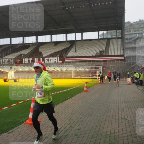 07.12.2025 - St. Pauli X-Mass-Run No. 15 Fabian Wolf http://msf.ph/oto/9392904 07.12.2025 10:14:14 Ziel 174, 352, 3243, 4489, 4502, 4526, 4545 meine-sportfotos.de