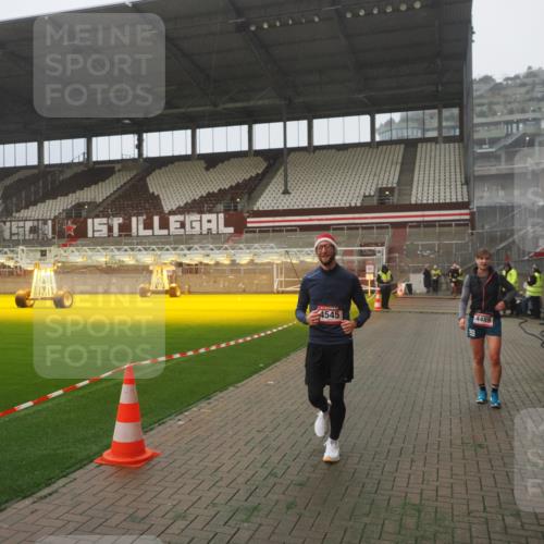 07.12.2025 - St. Pauli X-Mass-Run No. 15 Fabian Wolf http://msf.ph/oto/9392913 07.12.2025 10:14:20 Ziel 174, 352, 3243, 4489, 4502, 4526, 4545 meine-sportfotos.de