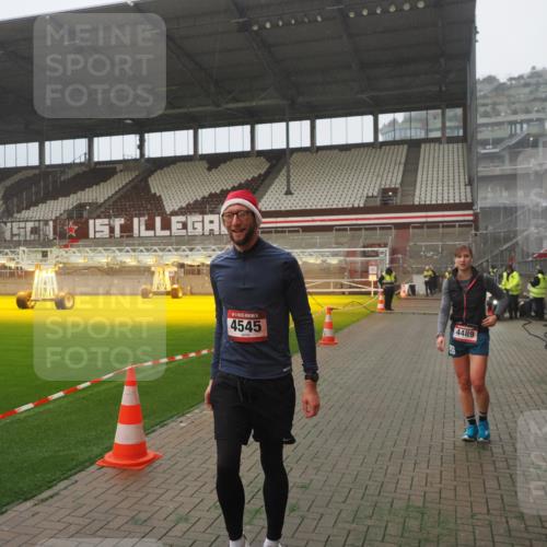 07.12.2025 - St. Pauli X-Mass-Run No. 15 Fabian Wolf http://msf.ph/oto/9392918 07.12.2025 10:14:21 Ziel 174, 352, 3243, 4489, 4502, 4526, 4545 meine-sportfotos.de