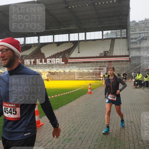 07.12.2025 - St. Pauli X-Mass-Run No. 15 Fabian Wolf http://msf.ph/oto/9392922 07.12.2025 10:14:22 Ziel 174, 352, 1158, 3243, 4489, 4545 meine-sportfotos.de