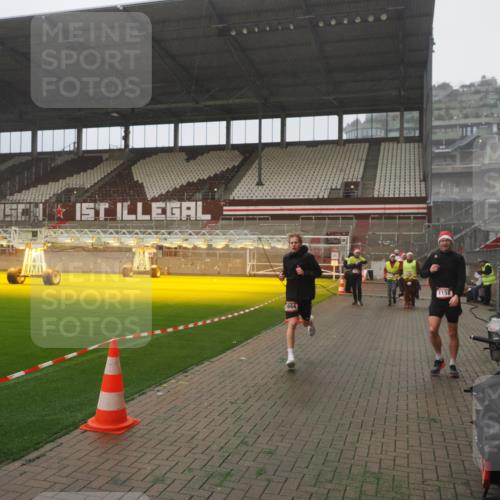 07.12.2025 - St. Pauli X-Mass-Run No. 15 Fabian Wolf http://msf.ph/oto/9392931 07.12.2025 10:14:32 Ziel 352, 1158, 2564, 2617, 2618, 2864, 4489, 4508, 4545 meine-sportfotos.de