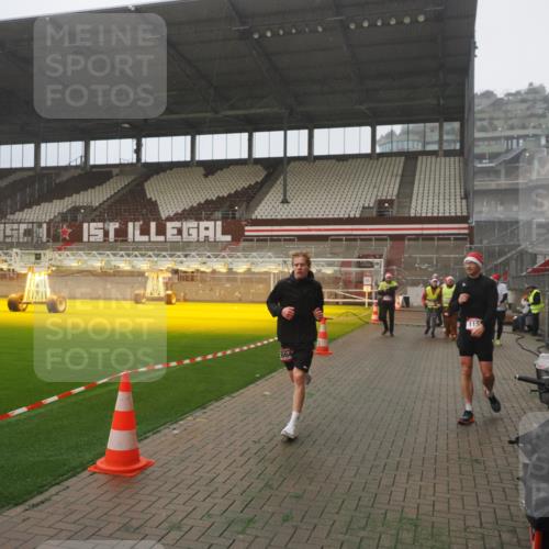 07.12.2025 - St. Pauli X-Mass-Run No. 15 Fabian Wolf http://msf.ph/oto/9392933 07.12.2025 10:14:32 Ziel 352, 1158, 2564, 2617, 2618, 2864, 4489, 4508, 4545 meine-sportfotos.de