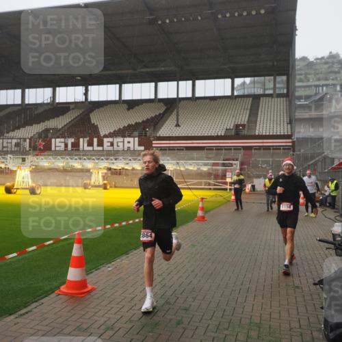 07.12.2025 - St. Pauli X-Mass-Run No. 15 Fabian Wolf http://msf.ph/oto/9392935 07.12.2025 10:14:33 Ziel 352, 1158, 2564, 2617, 2618, 2864, 3565, 4508, 4545 meine-sportfotos.de