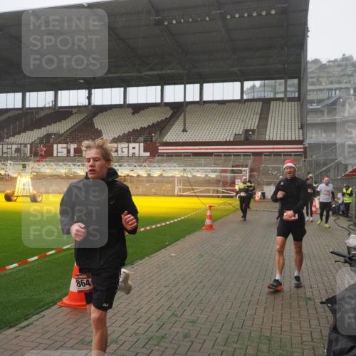07.12.2025 - St. Pauli X-Mass-Run No. 15 Fabian Wolf http://msf.ph/oto/9392937 07.12.2025 10:14:33 Ziel 352, 1158, 2564, 2617, 2618, 2864, 3565, 4508, 4545 meine-sportfotos.de