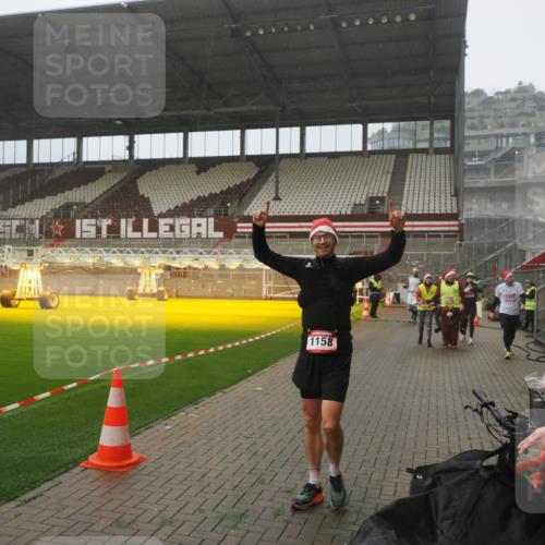 07.12.2025 - St. Pauli X-Mass-Run No. 15 Fabian Wolf http://msf.ph/oto/9392940 07.12.2025 10:14:34 Ziel 352, 1158, 2564, 2617, 2618, 2864, 3565, 4508, 4545 meine-sportfotos.de