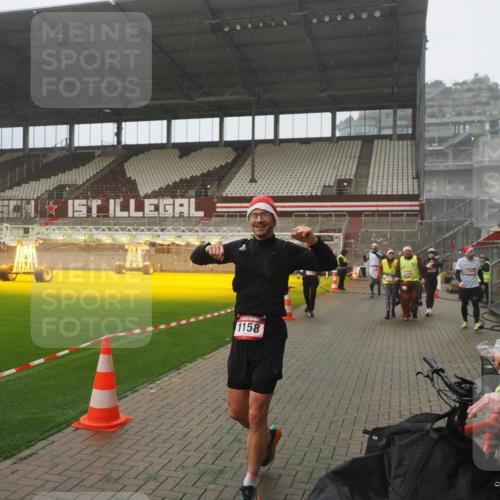07.12.2025 - St. Pauli X-Mass-Run No. 15 Fabian Wolf http://msf.ph/oto/9392942 07.12.2025 10:14:35 Ziel 1158, 2564, 2617, 2618, 2864, 3565, 4508 meine-sportfotos.de