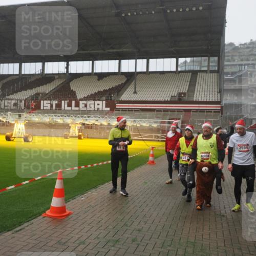 07.12.2025 - St. Pauli X-Mass-Run No. 15 Fabian Wolf http://msf.ph/oto/9392945 07.12.2025 10:14:40 Ziel 1158, 2564, 2617, 2618, 2864, 3481, 3565, 4508 meine-sportfotos.de