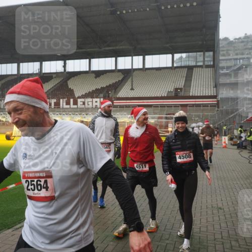 07.12.2025 - St. Pauli X-Mass-Run No. 15 Fabian Wolf http://msf.ph/oto/9392966 07.12.2025 10:14:45 Ziel 2564, 2617, 2618, 2864, 3481, 3565, 4508 meine-sportfotos.de