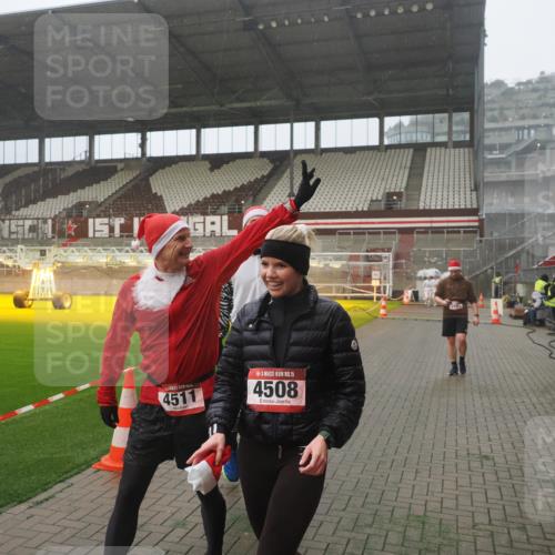 07.12.2025 - St. Pauli X-Mass-Run No. 15 Fabian Wolf http://msf.ph/oto/9392971 07.12.2025 10:14:46 Ziel 2564, 2617, 2864, 3481, 3565, 4508 meine-sportfotos.de