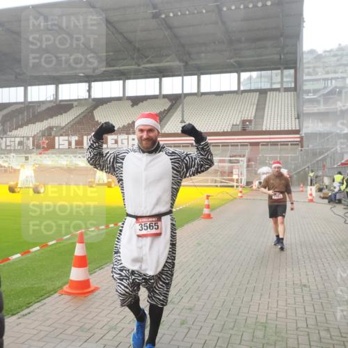 07.12.2025 - St. Pauli X-Mass-Run No. 15 Fabian Wolf http://msf.ph/oto/9392977 07.12.2025 10:14:47 Ziel 1867, 1873, 2864, 3481, 3565, 4508 meine-sportfotos.de